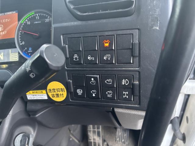 クオン アルミウイング　４軸低床　エアサス　ハイルーフ　日本フルハーフ　９，６２０×２，４００×２，６３０　積載１３．７ｔ　アルミホイール　シフト：エスコット　２ペダル　セミオートマ　大型ウイング　バックカメラ　ＬＤＷＳ　トラフィックアイブレーキ（41枚目）