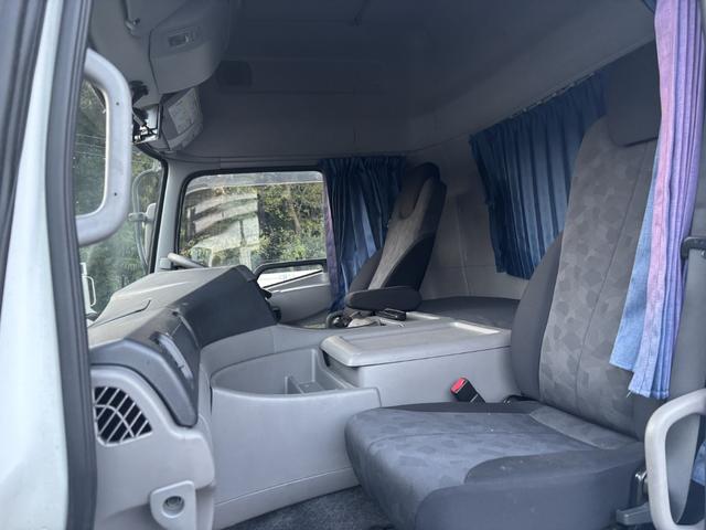 クオン アルミウイング　４軸低床　エアサス　ハイルーフ　日本フルハーフ　９，６２０×２，４００×２，６３０　積載１３．７ｔ　アルミホイール　シフト：エスコット　２ペダル　セミオートマ　大型ウイング　バックカメラ　ＬＤＷＳ　トラフィックアイブレーキ（43枚目）