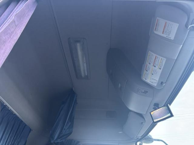 クオン アルミウイング　４軸低床　エアサス　ハイルーフ　日本フルハーフ　９，６２０×２，４００×２，６３０　積載１３．７ｔ　アルミホイール　シフト：エスコット　２ペダル　セミオートマ　大型ウイング　バックカメラ　ＬＤＷＳ　トラフィックアイブレーキ（44枚目）