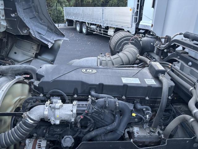 クオン アルミウイング　４軸低床　エアサス　ハイルーフ　日本フルハーフ　９，６２０×２，４００×２，６３０　積載１３．７ｔ　アルミホイール　シフト：エスコット　２ペダル　セミオートマ　大型ウイング　バックカメラ　ＬＤＷＳ　トラフィックアイブレーキ（45枚目）