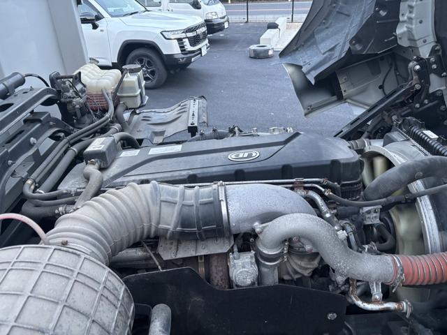 クオン アルミウイング　４軸低床　エアサス　ハイルーフ　日本フルハーフ　９，６２０×２，４００×２，６３０　積載１３．７ｔ　アルミホイール　シフト：エスコット　２ペダル　セミオートマ　大型ウイング　バックカメラ　ＬＤＷＳ　トラフィックアイブレーキ（46枚目）