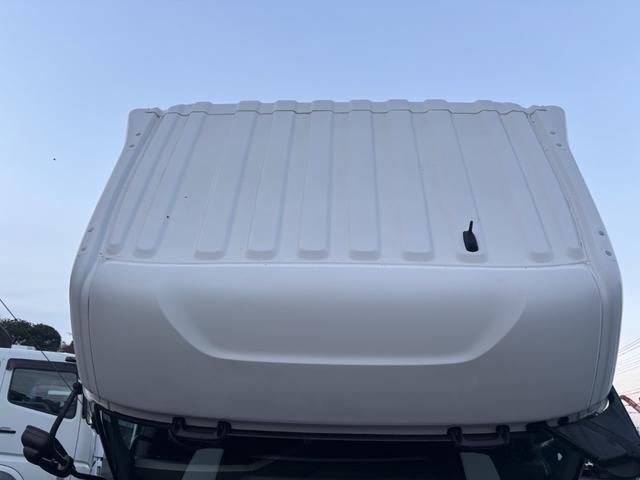 クオン アルミウイング　４軸低床　エアサス　ハイルーフ　日本フルハーフ　９，６２０×２，４００×２，６３０　積載１３．７ｔ　アルミホイール　シフト：エスコット　２ペダル　セミオートマ　大型ウイング　バックカメラ　ＬＤＷＳ　トラフィックアイブレーキ（47枚目）