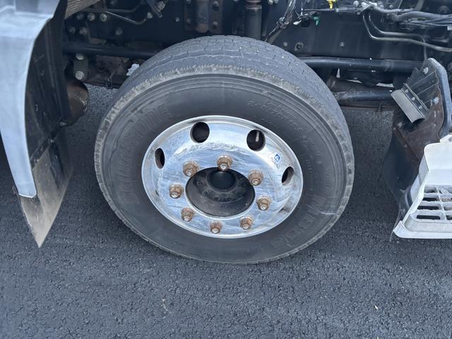 クオン アルミウイング　４軸低床　エアサス　ハイルーフ　日本フルハーフ　９，６２０×２，４００×２，６３０　積載１３．７ｔ　アルミホイール　シフト：エスコット　２ペダル　セミオートマ　大型ウイング　バックカメラ　ＬＤＷＳ　トラフィックアイブレーキ（48枚目）