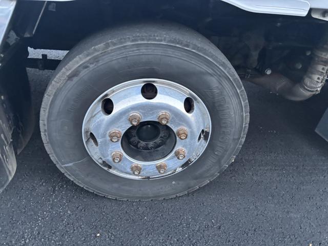 クオン アルミウイング　４軸低床　エアサス　ハイルーフ　日本フルハーフ　９，６２０×２，４００×２，６３０　積載１３．７ｔ　アルミホイール　シフト：エスコット　２ペダル　セミオートマ　大型ウイング　バックカメラ　ＬＤＷＳ　トラフィックアイブレーキ（49枚目）