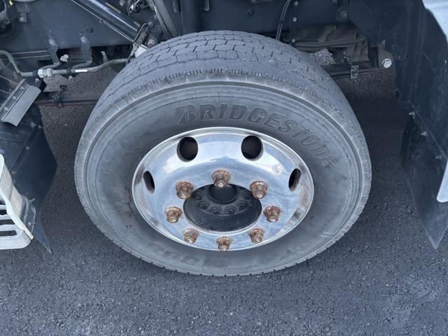 クオン アルミウイング　４軸低床　エアサス　ハイルーフ　日本フルハーフ　９，６２０×２，４００×２，６３０　積載１３．７ｔ　アルミホイール　シフト：エスコット　２ペダル　セミオートマ　大型ウイング　バックカメラ　ＬＤＷＳ　トラフィックアイブレーキ（50枚目）