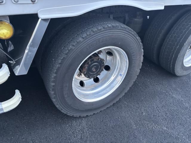 クオン アルミウイング　４軸低床　エアサス　ハイルーフ　日本フルハーフ　９，６２０×２，４００×２，６３０　積載１３．７ｔ　アルミホイール　シフト：エスコット　２ペダル　セミオートマ　大型ウイング　バックカメラ　ＬＤＷＳ　トラフィックアイブレーキ（51枚目）