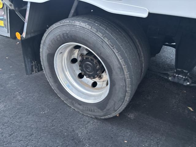 クオン アルミウイング　４軸低床　エアサス　ハイルーフ　日本フルハーフ　９，６２０×２，４００×２，６３０　積載１３．７ｔ　アルミホイール　シフト：エスコット　２ペダル　セミオートマ　大型ウイング　バックカメラ　ＬＤＷＳ　トラフィックアイブレーキ（52枚目）