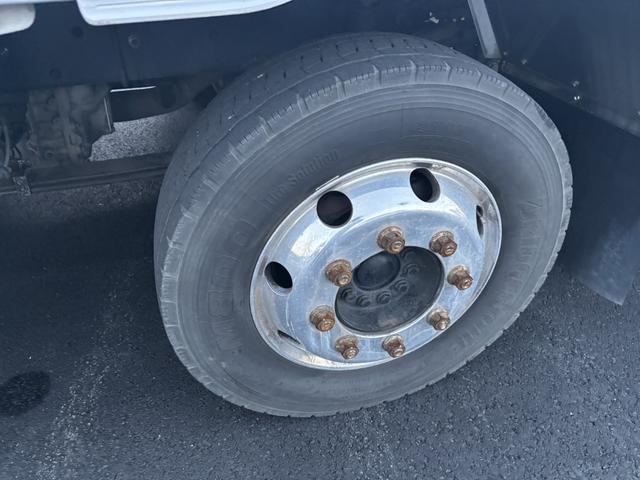 クオン アルミウイング　４軸低床　エアサス　ハイルーフ　日本フルハーフ　９，６２０×２，４００×２，６３０　積載１３．７ｔ　アルミホイール　シフト：エスコット　２ペダル　セミオートマ　大型ウイング　バックカメラ　ＬＤＷＳ　トラフィックアイブレーキ（53枚目）