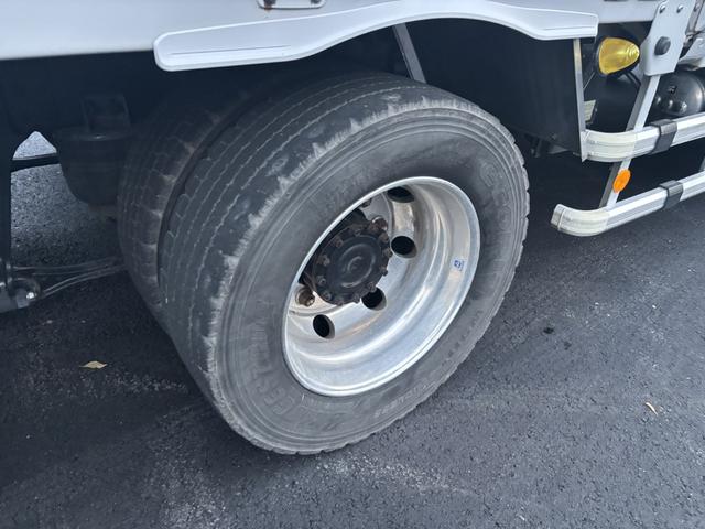 クオン アルミウイング　４軸低床　エアサス　ハイルーフ　日本フルハーフ　９，６２０×２，４００×２，６３０　積載１３．７ｔ　アルミホイール　シフト：エスコット　２ペダル　セミオートマ　大型ウイング　バックカメラ　ＬＤＷＳ　トラフィックアイブレーキ（54枚目）