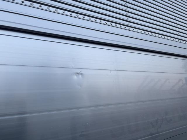 クオン アルミウイング　４軸低床　エアサス　ハイルーフ　日本フルハーフ　９，６２０×２，４００×２，６３０　積載１３．７ｔ　アルミホイール　シフト：エスコット　２ペダル　セミオートマ　大型ウイング　バックカメラ　ＬＤＷＳ　トラフィックアイブレーキ（57枚目）