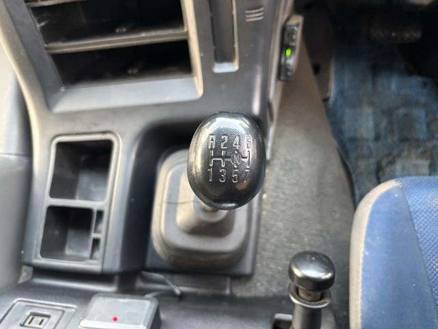 ギガ セーフティーローダー 重機運搬車 4軸低床 フジタボデー ウインチ ラジコン 自動あゆみ 8,800×2,490 車検付 F7 メッキパーツ リターダ 積載11.9t マニュアル 7速 ETC2.0 バックカメラ セフティーローダー(41枚目)