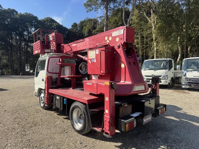 エルフトラック 高所作業車　アイチ　ＳＳ１２Ａ　作業床高さ１１．９ｍ　バケット２００ｋｇ　充電コンセント　アワメーター５４６８ｈ　走行４８千ｋｍ　Ｆ６　６速　マニュアル　ＥＴＣ１．０（5枚目）