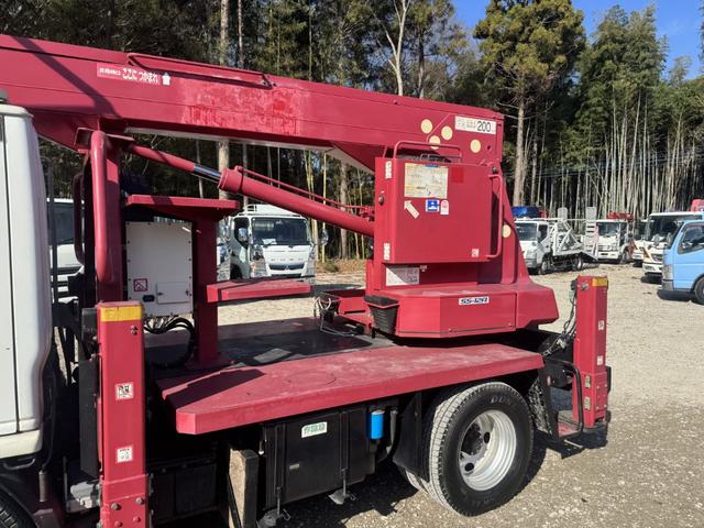 エルフトラック 高所作業車　アイチ　ＳＳ１２Ａ　作業床高さ１１．９ｍ　バケット２００ｋｇ　充電コンセント　アワメーター５４６８ｈ　走行４８千ｋｍ　Ｆ６　６速　マニュアル　ＥＴＣ１．０（8枚目）