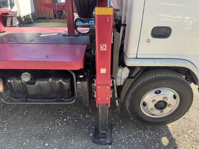 エルフトラック 高所作業車　アイチ　ＳＳ１２Ａ　作業床高さ１１．９ｍ　バケット２００ｋｇ　充電コンセント　アワメーター５４６８ｈ　走行４８千ｋｍ　Ｆ６　６速　マニュアル　ＥＴＣ１．０（18枚目）