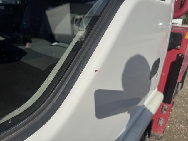 エルフトラック 高所作業車　アイチ　ＳＳ１２Ａ　作業床高さ１１．９ｍ　バケット２００ｋｇ　充電コンセント　アワメーター５４６８ｈ　走行４８千ｋｍ　Ｆ６　６速　マニュアル　ＥＴＣ１．０（50枚目）