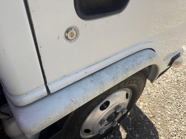 エルフトラック 高所作業車　アイチ　ＳＳ１２Ａ　作業床高さ１１．９ｍ　バケット２００ｋｇ　充電コンセント　アワメーター５４６８ｈ　走行４８千ｋｍ　Ｆ６　６速　マニュアル　ＥＴＣ１．０（51枚目）