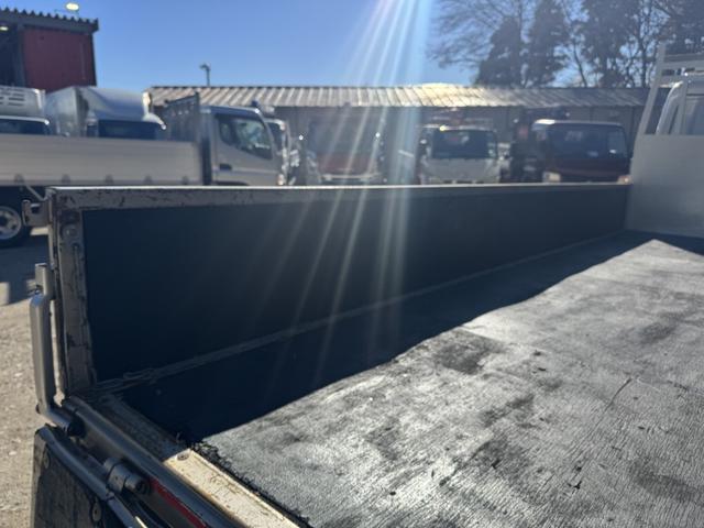 キャンター 木平 標準ロング 4,370×1,810 3方開 走行65千km 積載3t I5 5速 マニュアル 平ボデー 平ボディー 2t平 ETC1.0 キーレス ドラレコ メッキパーツ(11枚目)