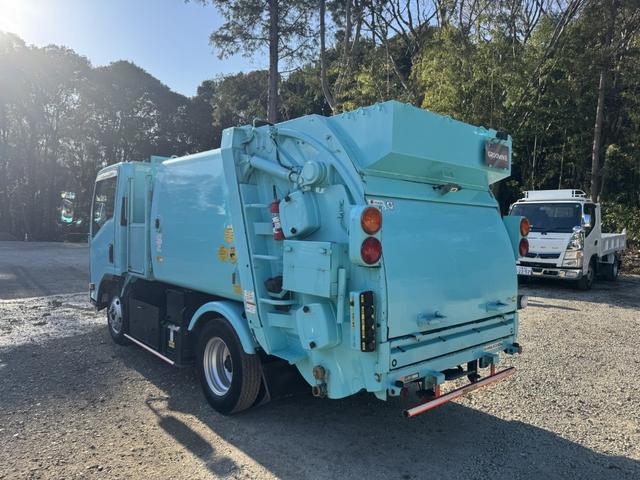 エルフトラック 巻込みパッカー　極東開発　ＧＢ３８－８２１Ｄ－Ｓ　３．８立米　連続スイッチ　走行７６千ｋｍ　積載２ｔ　Ｆ６　６速　マニュアル　塵芥車　巻き込み式　ゴミ収集車　回転板式　バックカメラ　ドラレコ（4枚目）