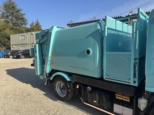 エルフトラック 巻込みパッカー　極東開発　ＧＢ３８－８２１Ｄ－Ｓ　３．８立米　連続スイッチ　走行７６千ｋｍ　積載２ｔ　Ｆ６　６速　マニュアル　塵芥車　巻き込み式　ゴミ収集車　回転板式　バックカメラ　ドラレコ（6枚目）