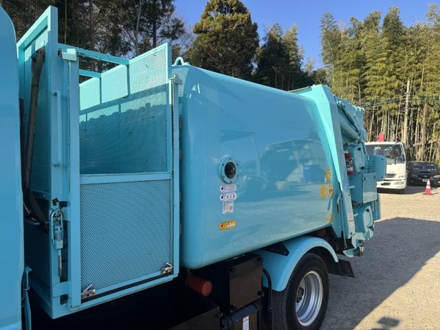 エルフトラック 巻込みパッカー　極東開発　ＧＢ３８－８２１Ｄ－Ｓ　３．８立米　連続スイッチ　走行７６千ｋｍ　積載２ｔ　Ｆ６　６速　マニュアル　塵芥車　巻き込み式　ゴミ収集車　回転板式　バックカメラ　ドラレコ（7枚目）