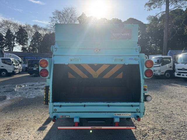 エルフトラック 巻込みパッカー　極東開発　ＧＢ３８－８２１Ｄ－Ｓ　３．８立米　連続スイッチ　走行７６千ｋｍ　積載２ｔ　Ｆ６　６速　マニュアル　塵芥車　巻き込み式　ゴミ収集車　回転板式　バックカメラ　ドラレコ（9枚目）