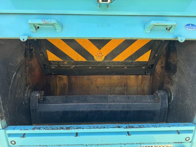 エルフトラック 巻込みパッカー　極東開発　ＧＢ３８－８２１Ｄ－Ｓ　３．８立米　連続スイッチ　走行７６千ｋｍ　積載２ｔ　Ｆ６　６速　マニュアル　塵芥車　巻き込み式　ゴミ収集車　回転板式　バックカメラ　ドラレコ（10枚目）