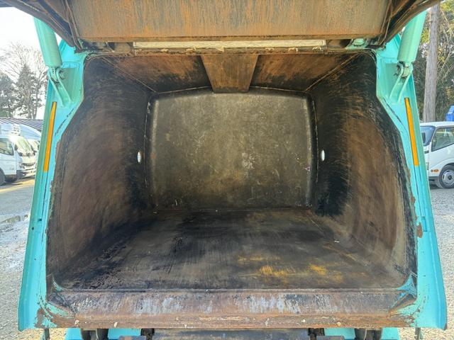 エルフトラック 巻込みパッカー　極東開発　ＧＢ３８－８２１Ｄ－Ｓ　３．８立米　連続スイッチ　走行７６千ｋｍ　積載２ｔ　Ｆ６　６速　マニュアル　塵芥車　巻き込み式　ゴミ収集車　回転板式　バックカメラ　ドラレコ（12枚目）