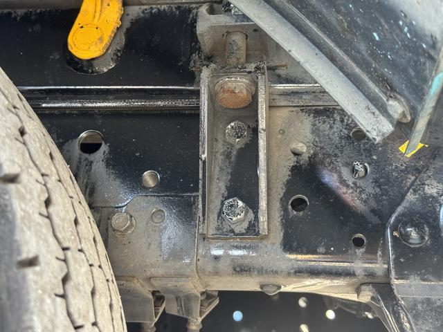 エルフトラック 巻込みパッカー　極東開発　ＧＢ３８－８２１Ｄ－Ｓ　３．８立米　連続スイッチ　走行７６千ｋｍ　積載２ｔ　Ｆ６　６速　マニュアル　塵芥車　巻き込み式　ゴミ収集車　回転板式　バックカメラ　ドラレコ（26枚目）