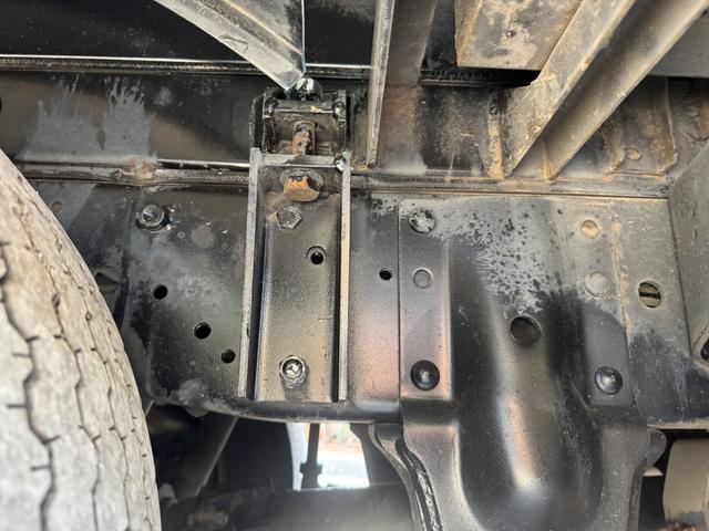 エルフトラック 巻込みパッカー　極東開発　ＧＢ３８－８２１Ｄ－Ｓ　３．８立米　連続スイッチ　走行７６千ｋｍ　積載２ｔ　Ｆ６　６速　マニュアル　塵芥車　巻き込み式　ゴミ収集車　回転板式　バックカメラ　ドラレコ（29枚目）