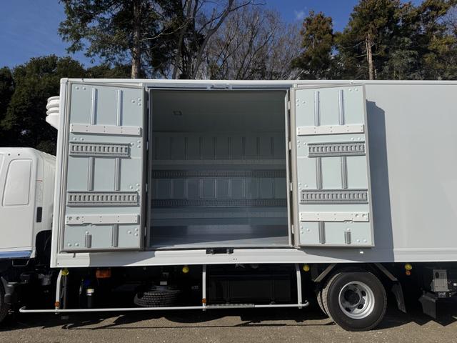 ヒノレンジャー 低温冷凍車 ワイド ベッド付 エアサス 240馬力 格納ゲート 菱重 TDJS50J-1L2 -30℃設定 エバハウス サイド観音扉 6,350×2,300×2,120 門口ステンレス 車検付 フルメッキ 積載2.15t F6 走行1千km(9枚目)