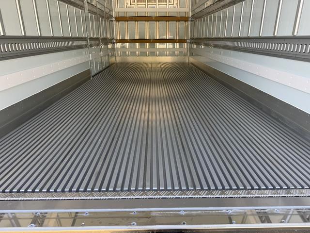 ヒノレンジャー 低温冷凍車 ワイド ベッド付 エアサス 240馬力 格納ゲート 菱重 TDJS50J-1L2 -30℃設定 エバハウス サイド観音扉 6,350×2,300×2,120 門口ステンレス 車検付 フルメッキ 積載2.15t F6 走行1千km(16枚目)