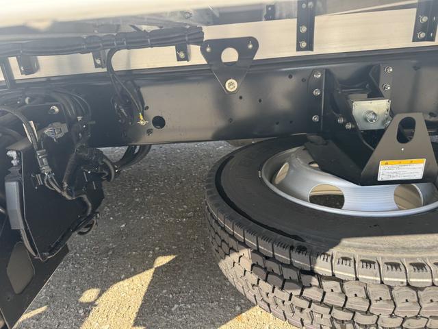 ヒノレンジャー 低温冷凍車 ワイド ベッド付 エアサス 240馬力 格納ゲート 菱重 TDJS50J-1L2 -30℃設定 エバハウス サイド観音扉 6,350×2,300×2,120 門口ステンレス 車検付 フルメッキ 積載2.15t F6 走行1千km(25枚目)