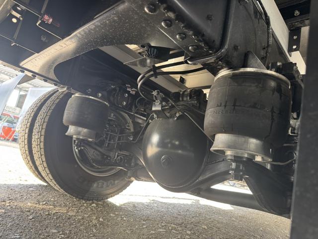 ヒノレンジャー 低温冷凍車 ワイド ベッド付 エアサス 240馬力 格納ゲート 菱重 TDJS50J-1L2 -30℃設定 エバハウス サイド観音扉 6,350×2,300×2,120 門口ステンレス 車検付 フルメッキ 積載2.15t F6 走行1千km(33枚目)