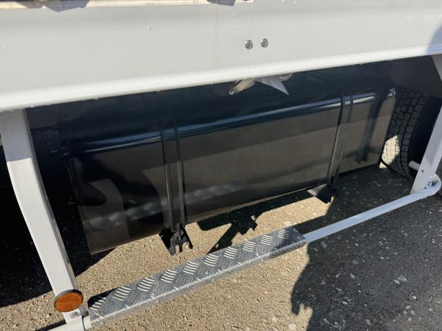 ヒノレンジャー 低温冷凍車 ワイド ベッド付 エアサス 240馬力 格納ゲート 菱重 TDJS50J-1L2 -30℃設定 エバハウス サイド観音扉 6,350×2,300×2,120 門口ステンレス 車検付 フルメッキ 積載2.15t F6 走行1千km(34枚目)