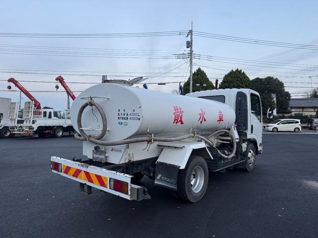 エルフトラック 散水車　ワイド　極東開発　ＬＨ０４－３０２Ｒ　前後散水　サブエンジン式　容量４０００Ｌ　吸入ホース　走行２７千ｋｍ　積載４ｔ　Ｆ６　６速　マニュアル　ＥＴＣ１．０（4枚目）