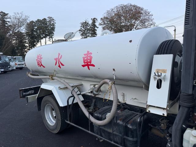 エルフトラック 散水車　ワイド　極東開発　ＬＨ０４－３０２Ｒ　前後散水　サブエンジン式　容量４０００Ｌ　吸入ホース　走行２７千ｋｍ　積載４ｔ　Ｆ６　６速　マニュアル　ＥＴＣ１．０（7枚目）