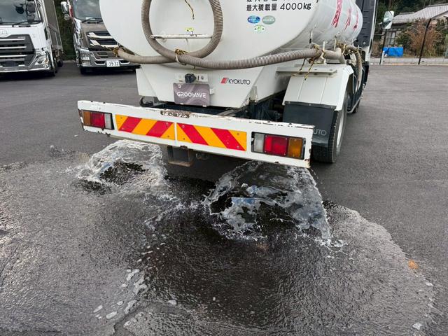 エルフトラック 散水車　ワイド　極東開発　ＬＨ０４－３０２Ｒ　前後散水　サブエンジン式　容量４０００Ｌ　吸入ホース　走行２７千ｋｍ　積載４ｔ　Ｆ６　６速　マニュアル　ＥＴＣ１．０（11枚目）