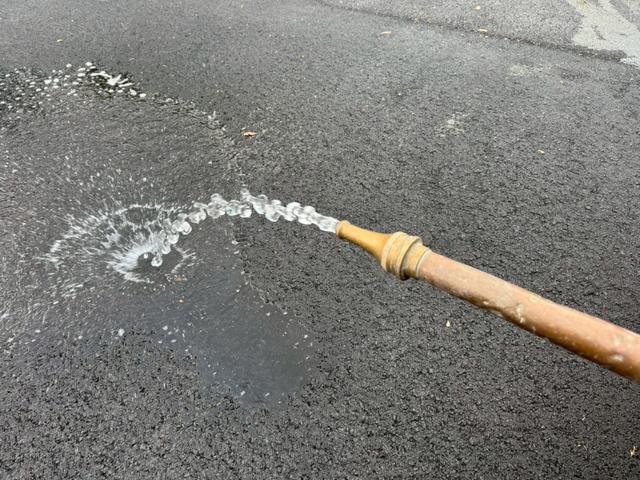 エルフトラック 散水車　ワイド　極東開発　ＬＨ０４－３０２Ｒ　前後散水　サブエンジン式　容量４０００Ｌ　吸入ホース　走行２７千ｋｍ　積載４ｔ　Ｆ６　６速　マニュアル　ＥＴＣ１．０（13枚目）