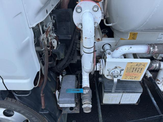 エルフトラック 散水車　ワイド　極東開発　ＬＨ０４－３０２Ｒ　前後散水　サブエンジン式　容量４０００Ｌ　吸入ホース　走行２７千ｋｍ　積載４ｔ　Ｆ６　６速　マニュアル　ＥＴＣ１．０（14枚目）