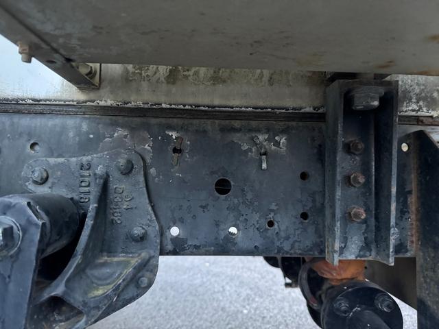 エルフトラック 散水車　ワイド　極東開発　ＬＨ０４－３０２Ｒ　前後散水　サブエンジン式　容量４０００Ｌ　吸入ホース　走行２７千ｋｍ　積載４ｔ　Ｆ６　６速　マニュアル　ＥＴＣ１．０（17枚目）