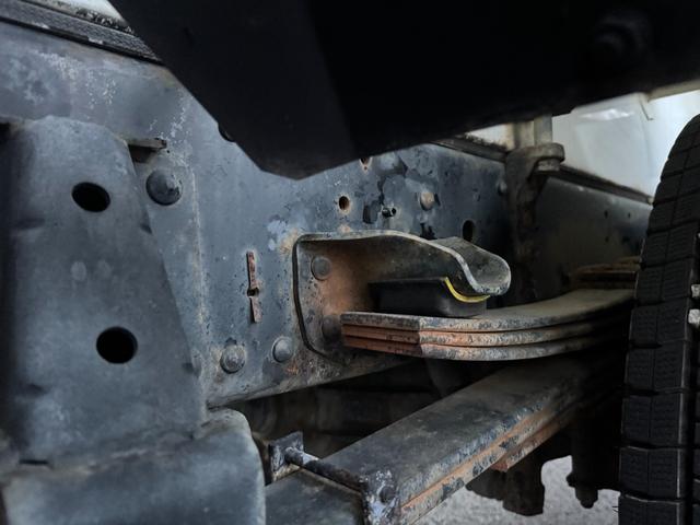 エルフトラック 散水車　ワイド　極東開発　ＬＨ０４－３０２Ｒ　前後散水　サブエンジン式　容量４０００Ｌ　吸入ホース　走行２７千ｋｍ　積載４ｔ　Ｆ６　６速　マニュアル　ＥＴＣ１．０（18枚目）