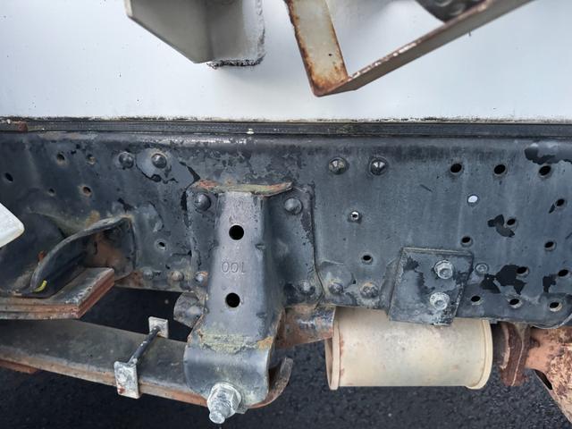 エルフトラック 散水車　ワイド　極東開発　ＬＨ０４－３０２Ｒ　前後散水　サブエンジン式　容量４０００Ｌ　吸入ホース　走行２７千ｋｍ　積載４ｔ　Ｆ６　６速　マニュアル　ＥＴＣ１．０（19枚目）