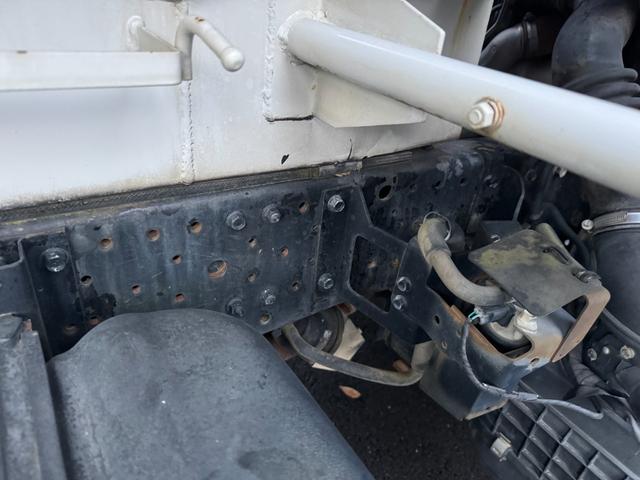 エルフトラック 散水車　ワイド　極東開発　ＬＨ０４－３０２Ｒ　前後散水　サブエンジン式　容量４０００Ｌ　吸入ホース　走行２７千ｋｍ　積載４ｔ　Ｆ６　６速　マニュアル　ＥＴＣ１．０（21枚目）