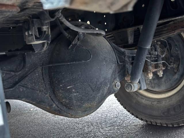 エルフトラック 散水車　ワイド　極東開発　ＬＨ０４－３０２Ｒ　前後散水　サブエンジン式　容量４０００Ｌ　吸入ホース　走行２７千ｋｍ　積載４ｔ　Ｆ６　６速　マニュアル　ＥＴＣ１．０（22枚目）