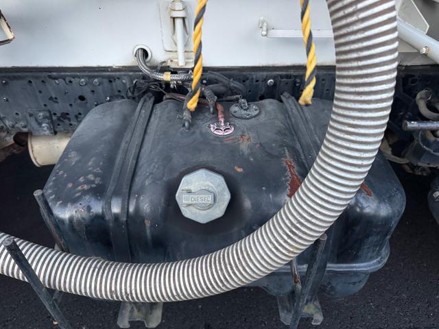 エルフトラック 散水車　ワイド　極東開発　ＬＨ０４－３０２Ｒ　前後散水　サブエンジン式　容量４０００Ｌ　吸入ホース　走行２７千ｋｍ　積載４ｔ　Ｆ６　６速　マニュアル　ＥＴＣ１．０（23枚目）