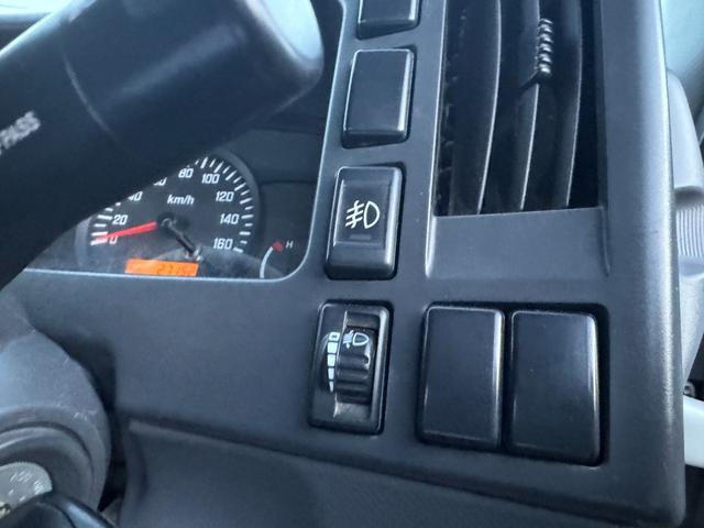 エルフトラック 散水車　ワイド　極東開発　ＬＨ０４－３０２Ｒ　前後散水　サブエンジン式　容量４０００Ｌ　吸入ホース　走行２７千ｋｍ　積載４ｔ　Ｆ６　６速　マニュアル　ＥＴＣ１．０（26枚目）