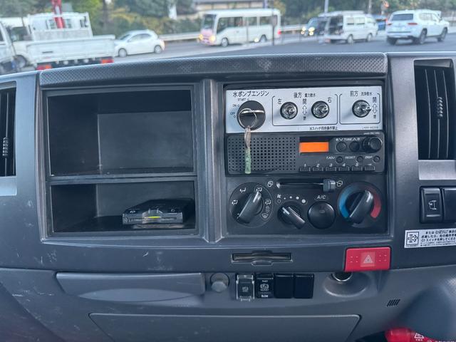 エルフトラック 散水車　ワイド　極東開発　ＬＨ０４－３０２Ｒ　前後散水　サブエンジン式　容量４０００Ｌ　吸入ホース　走行２７千ｋｍ　積載４ｔ　Ｆ６　６速　マニュアル　ＥＴＣ１．０（31枚目）