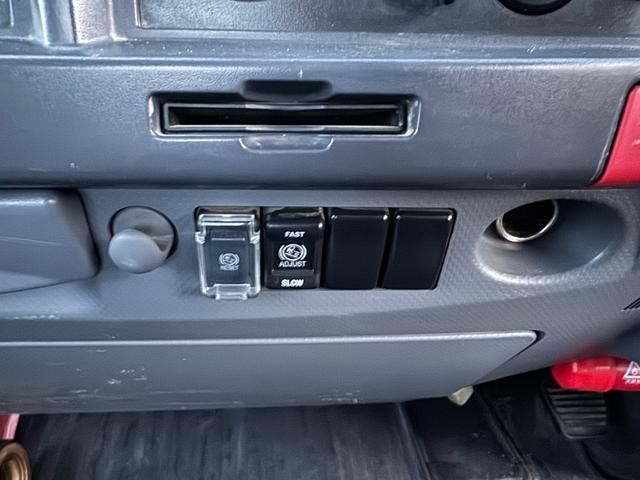 エルフトラック 散水車　ワイド　極東開発　ＬＨ０４－３０２Ｒ　前後散水　サブエンジン式　容量４０００Ｌ　吸入ホース　走行２７千ｋｍ　積載４ｔ　Ｆ６　６速　マニュアル　ＥＴＣ１．０（32枚目）