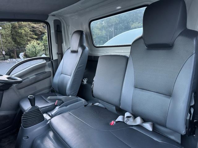 エルフトラック 散水車　ワイド　極東開発　ＬＨ０４－３０２Ｒ　前後散水　サブエンジン式　容量４０００Ｌ　吸入ホース　走行２７千ｋｍ　積載４ｔ　Ｆ６　６速　マニュアル　ＥＴＣ１．０（35枚目）