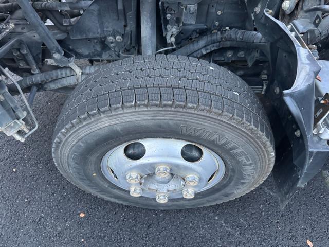 エルフトラック 散水車　ワイド　極東開発　ＬＨ０４－３０２Ｒ　前後散水　サブエンジン式　容量４０００Ｌ　吸入ホース　走行２７千ｋｍ　積載４ｔ　Ｆ６　６速　マニュアル　ＥＴＣ１．０（42枚目）